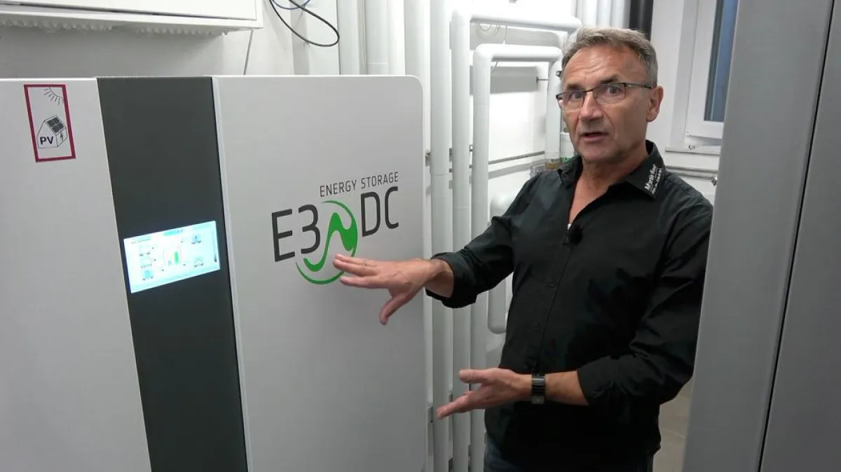 Gerhard Büttner vor dem Hauskraftwerk S10 von E3/DC