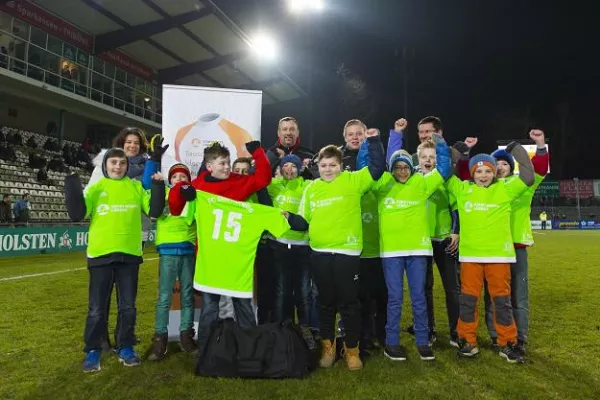 Bild: Neue Trikots für die Nachwuchskicker vom FC Dornbreite