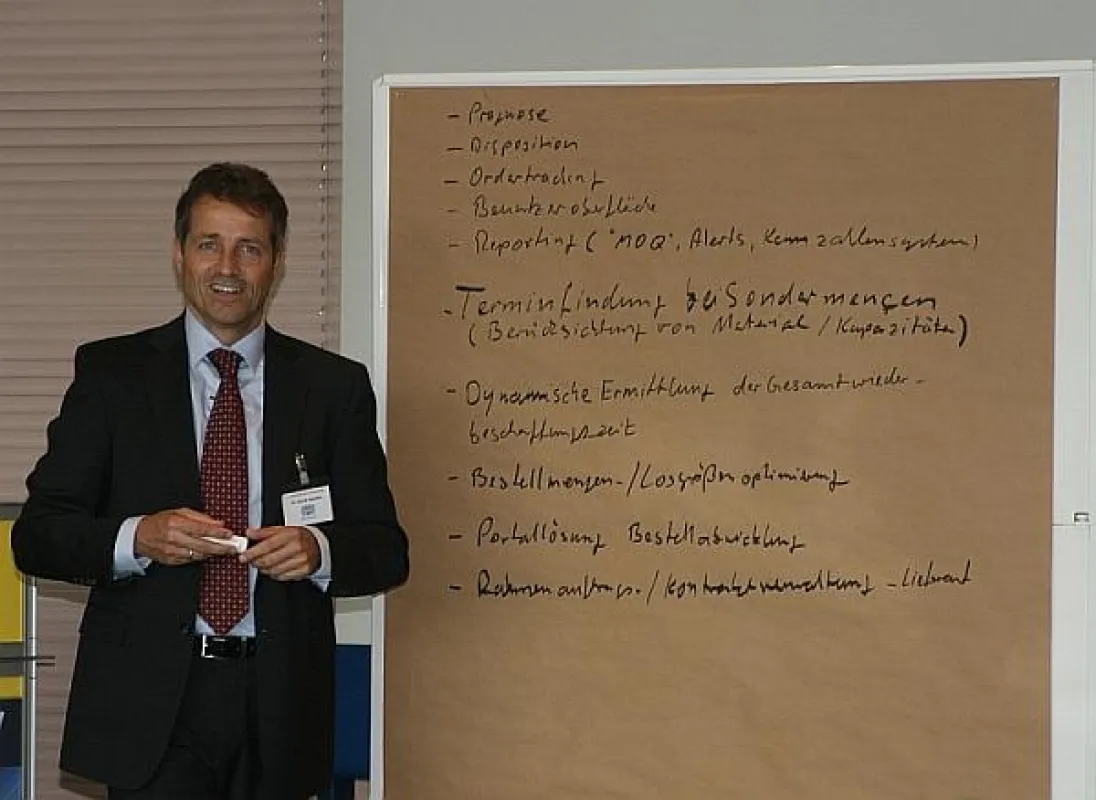 Dr.-Ing. Bernd Reineke, Geschäftsführer der SCT GmbH, sammelt Workshop-Themen.