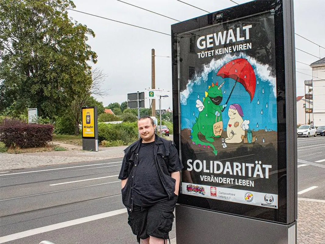 Kay Christian Dominte, prägt mit seinem Plakat seit Wochen Leipzigs Stadtbild © M. Lindner, BFW