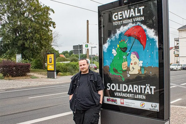Bild: Solidarität verändert Leben – Umschüler plakatiert Leipzig