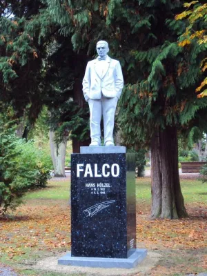 Bild: Stein Hanel fertigt Denkmal für Pop Ikone FALCO
