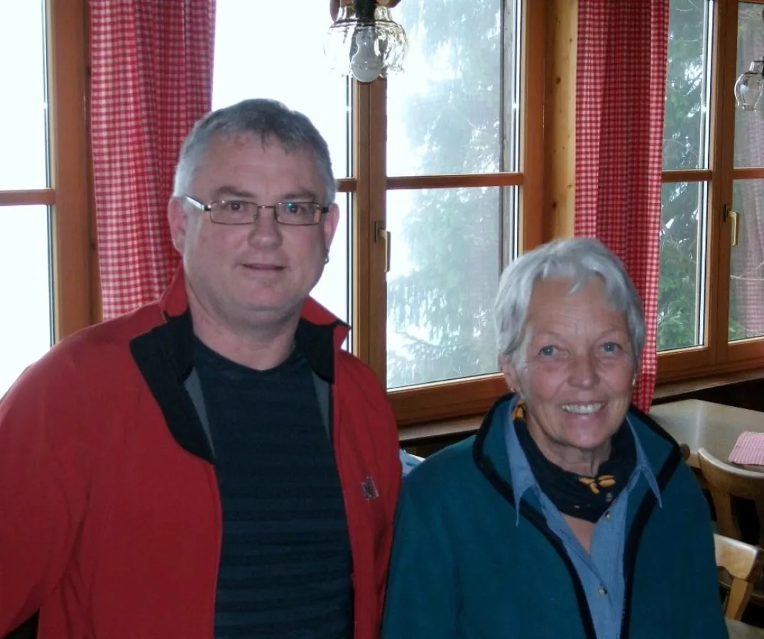 Jürgen Mader und Schriftstellerin Jutta Mehler, deren neuer Krimi „Honigmilch“ auch im Schutzhaus auf dem Falkenstein bereitliegt.