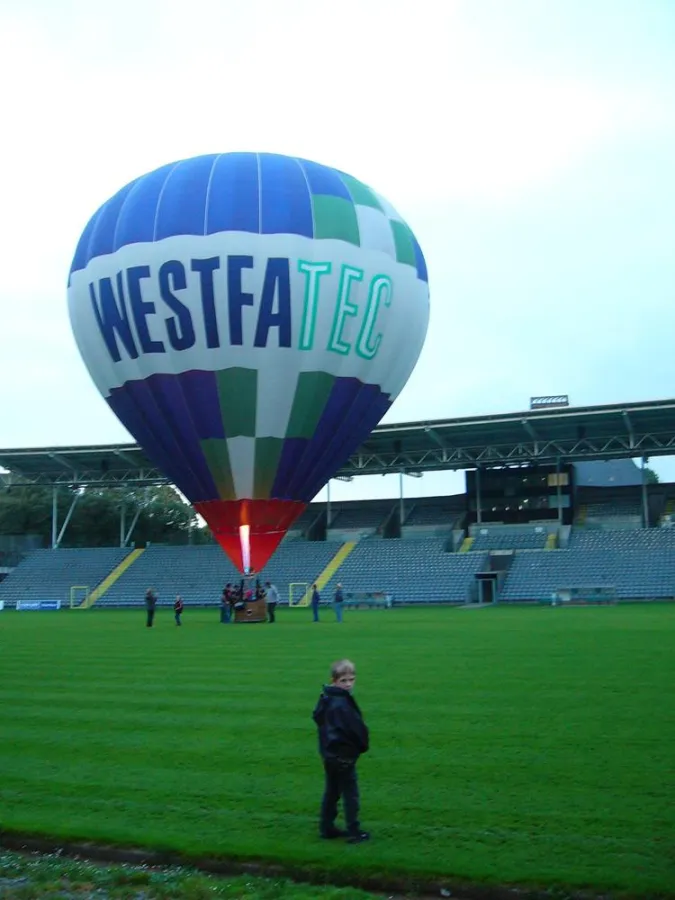 Für die Kinder das Highlight in den Ferien - die Punktlandung eines Ballons im Stadion