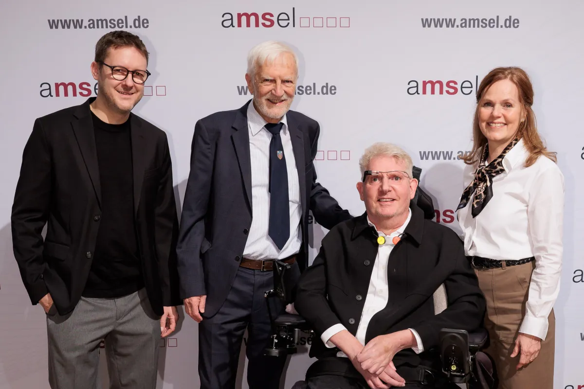 v.l. Martin Stollberg, Prof. Dr. med. Jürg Kesselring, Andreas und Yvonne Brückner (© AMSEL e.V. / Jan Potente)