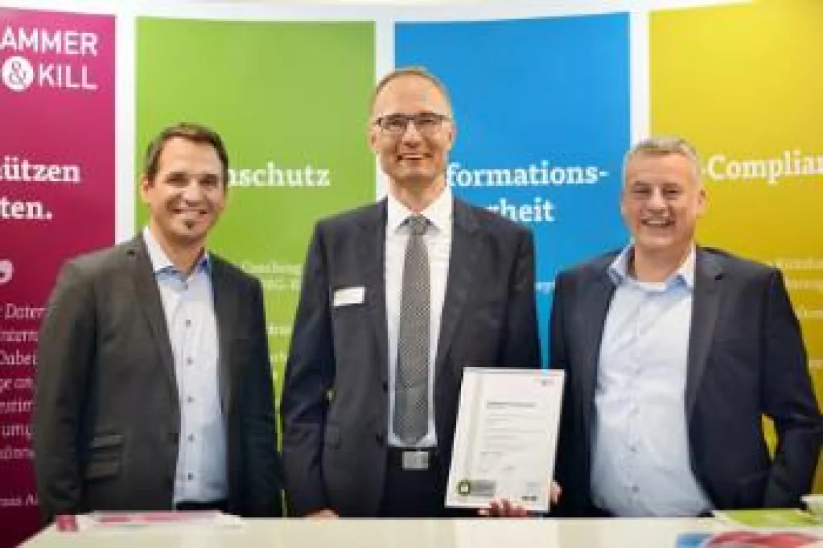 Überreichung des Zertifikates an Herrn Kesselmeier/Connext durch die Herren Althammer und Kill