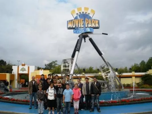 Bild: Die Kids vom SOS-Kinderdorf in Lüdenscheid entdecken mit den Marriott Hotels den Movie Park in Bottrop