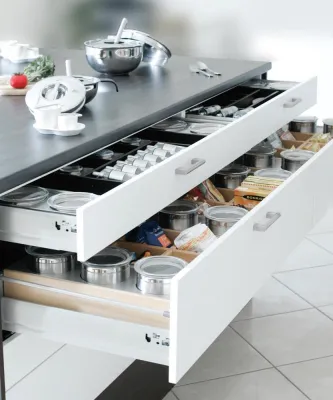 Bild: Überraschend geräumig: Küche&Co zeigt kreative Stauraumlösungen