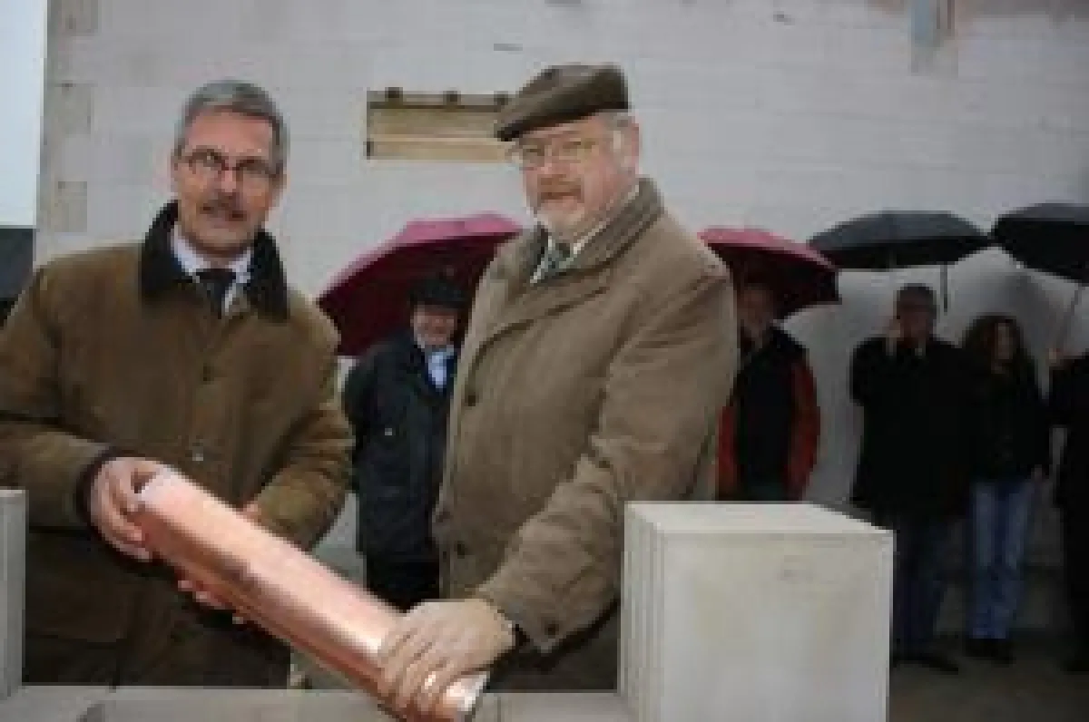 Herr Eisbrenner (Geschäftsführer) und Herr Rump (Vorsitzende des Aufsichtsrats) bei der Grundsteinlegung,Quelle: Neustädter-Blatt