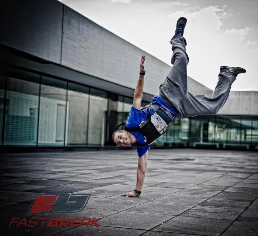 Perfekt an die Bedürfnisse von Traceuren (Parkour-Läufer) angepasster Rucksack von Fast-Break.