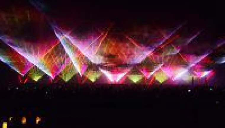 Bild: Lasershows und Feuerwerke. Flammende Sterne auch bei Starkregen ein Genuss.