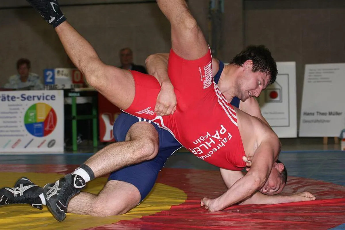 Gewann auch in Witten seinen Kampf: Krefelds Leistungsträger Alexander Wagner (blaues Trikot). Foto: Oliver Stach