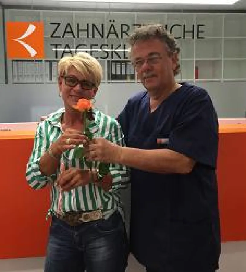 Zahnarzt Karl Vorgic begrüßte Jelka Schröder als erste Patientin der Zahnärztlichen Tagesklinik.
