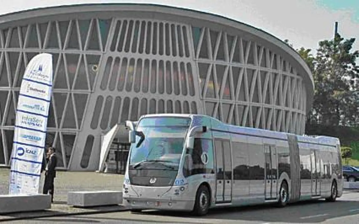 PHILEAS - Brennstoffzellen-Hybridbus vor dem Feierabendhaus in Hürth Knapsack