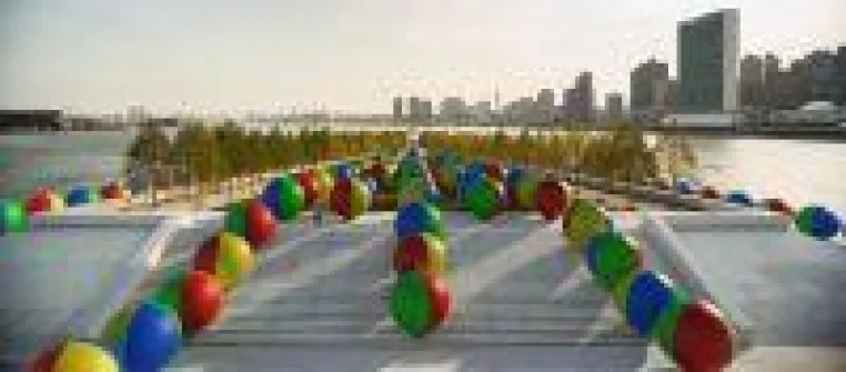 Bild: Schweizer Künstler installiert 300 überdimensionale Ballone auf Roosevelt Island in New York  Mio