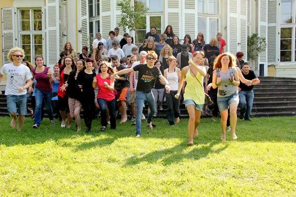 Bild: Der zehnte FSJ Kultur-Jahrgang verabschiedet sich von seinem „Kulturschock“