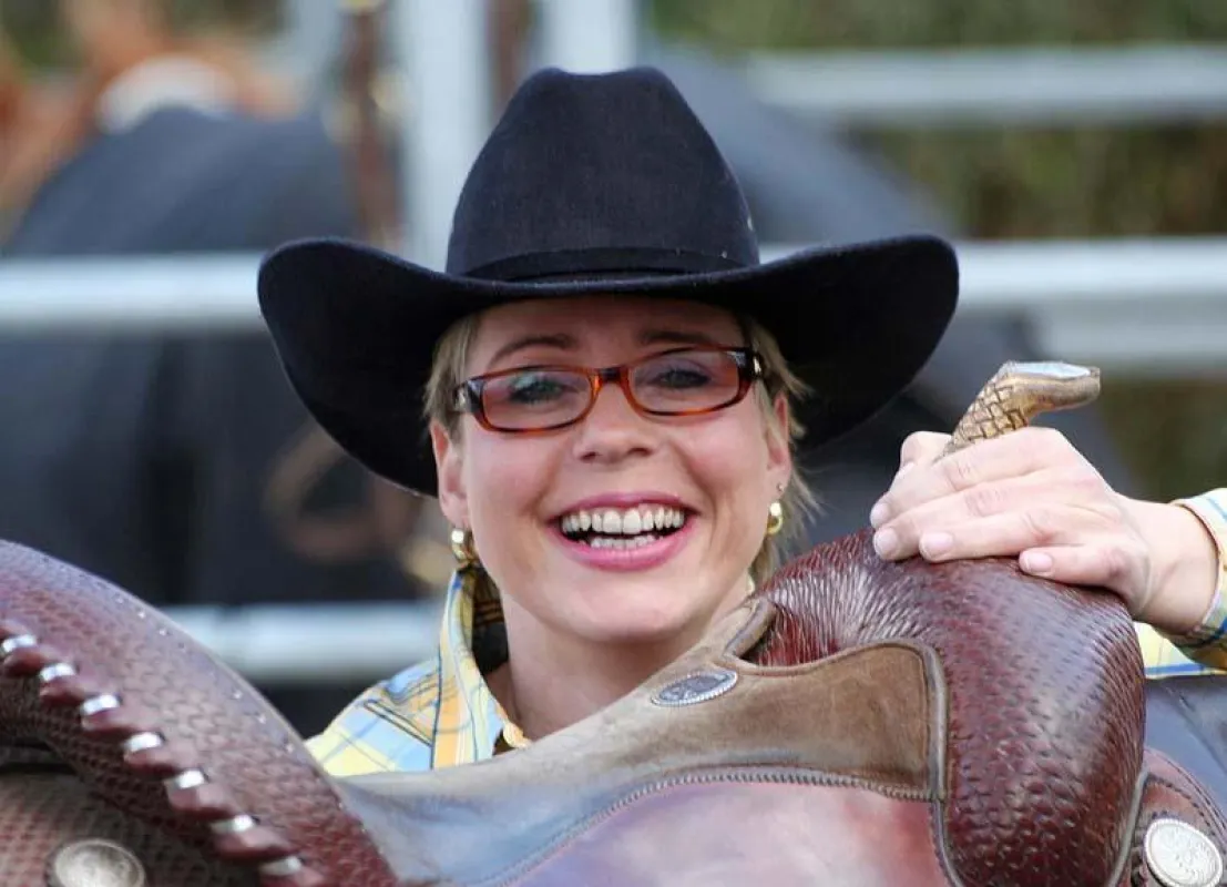Claudia Henselersattelt ihr Pferd.