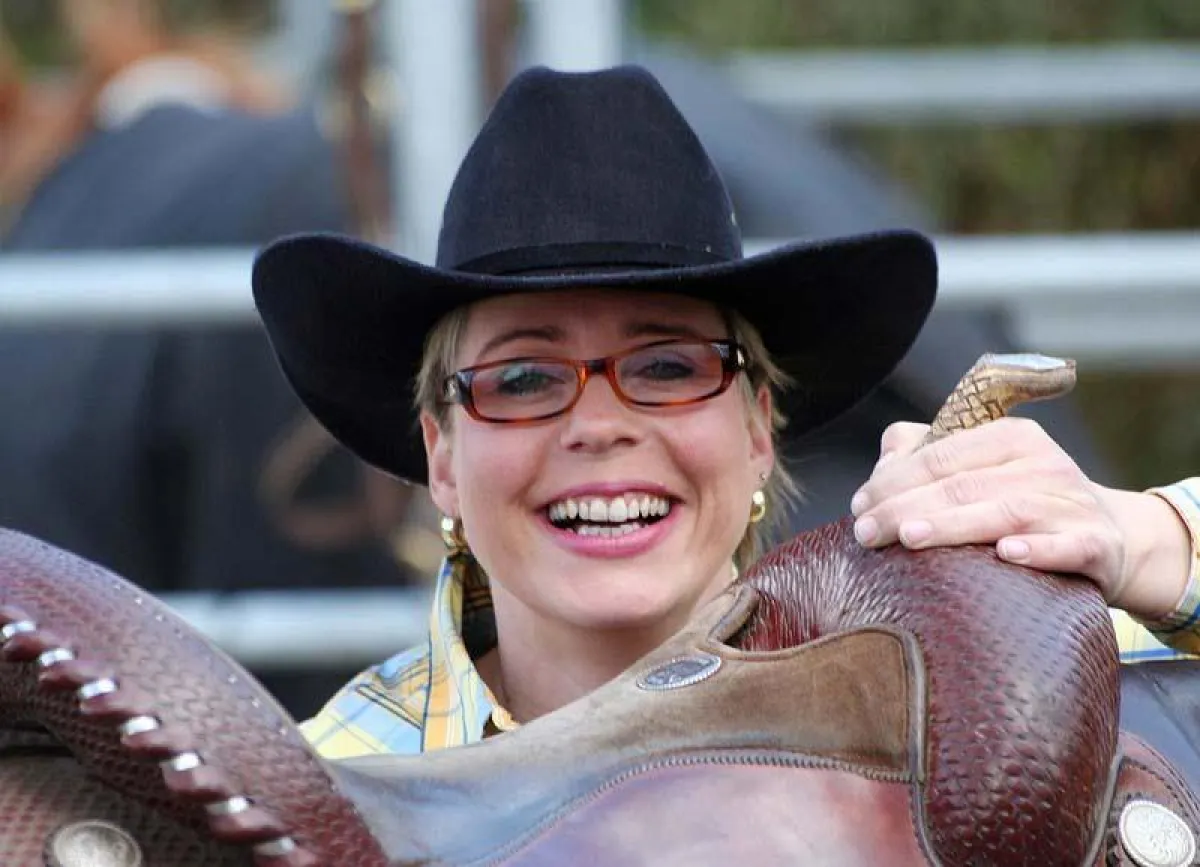 Claudia Henselersattelt ihr Pferd.