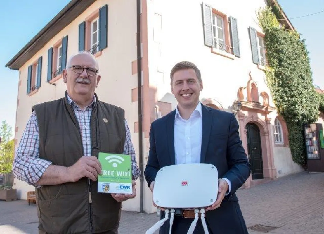 Im Bild: Links Bürgermeister Rudolf Haas, rechts Bernd Henn (Foto: EWR)