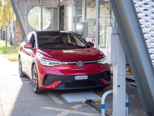 Bild: Induktives Laden für E-Fahrzeuge:  Elektroautos schnell und einfach ohne Kabel laden