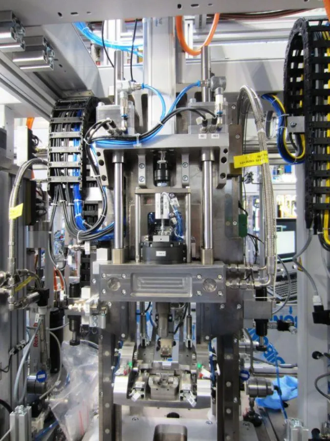 In einer aktuellen Prüfanlage wird der Prüfkopf von einem elektrischen Antrieb bewegt und während de