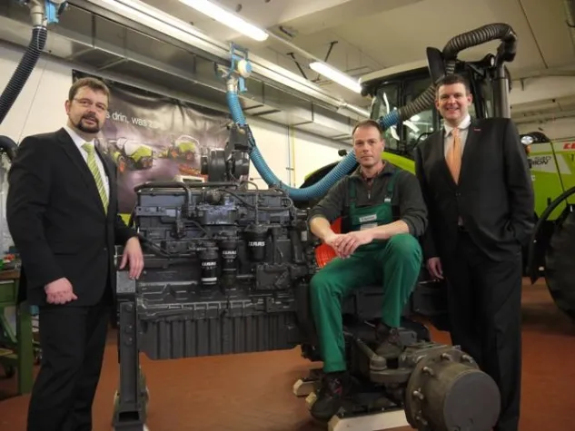 Ein Turbo für die Lehrlinge: Firma Claas aus Harsewinkel spendet 6-Zylinder-Schleppermotor Bild: Ein Turbo für die Lehrlinge: Firma Claas aus Harsewinkel spendet 6-Zylinder-Schleppermotor