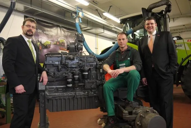 Bild: Ein Turbo für die Lehrlinge: Firma Claas aus Harsewinkel spendet 6-Zylinder-Schleppermotor