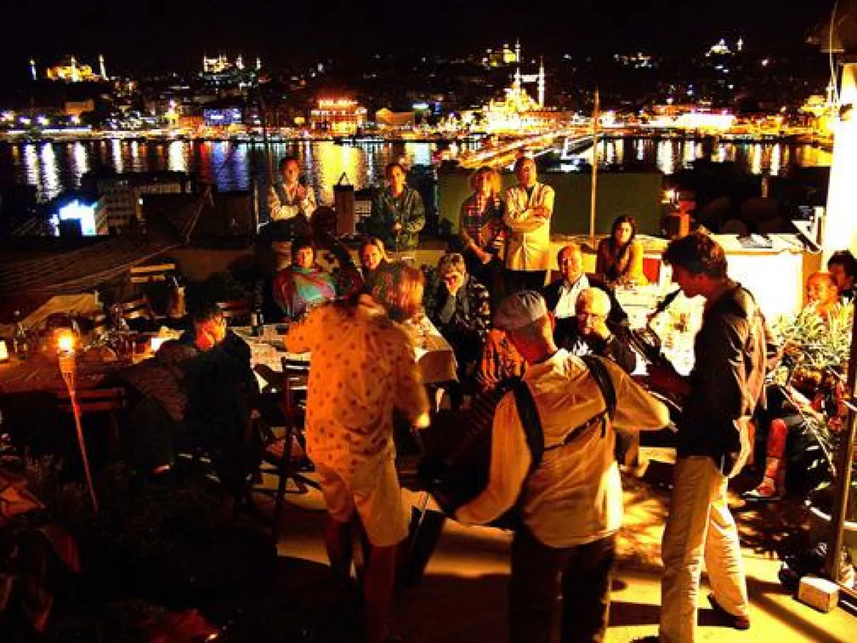 Get Together auf der Dachterrasse einer Wohnung von Manzara Istanbul