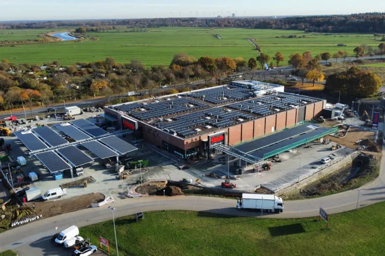 Bild: SAPOtech realisiert Photovoltaik-Großanlage für den famila-Markt in Itzehoe