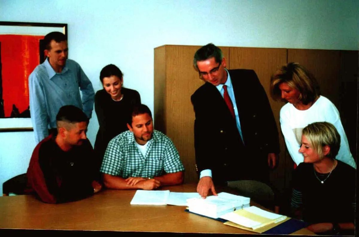 Der Studiengangsleiter des Fachbereichs Medizin-Ökonomie bespricht mit Studierenden ein Projekt