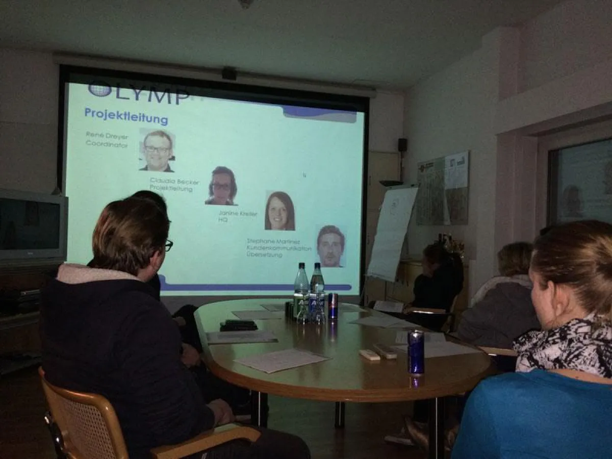 Internes Seminar bei OLYMP (Foto: OLYMP, frei zur Veröffentlichung bei Namensnennung)