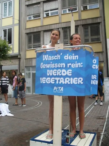 Dusch-Demo in Pforzheim / Tierschützer verdeutlichen Treibhausgas-Ausstoß durch Fleischkonsum Bild: Dusch-Demo in Pforzheim / Tierschützer verdeutlichen Treibhausgas-Ausstoß durch Fleischkonsum