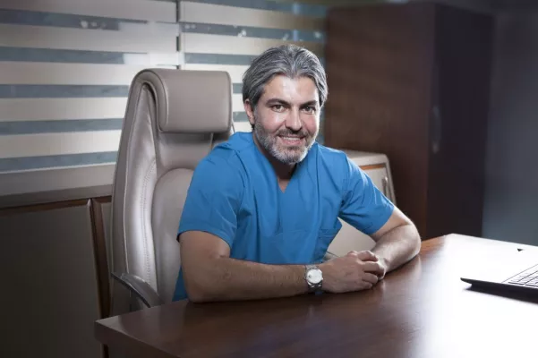 Bild: 25 Jahre Haartransplantationen: Dr. Serkan Aygin feiert Jubiläum in Istanbul / Türkei