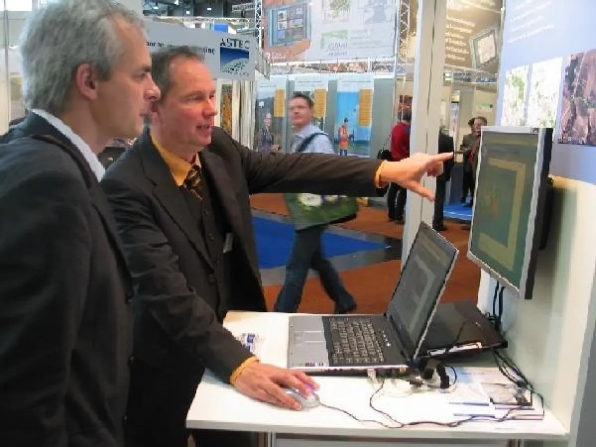 Moskito GmbH Geschäftsführer Horst Wessel mit einem Interessenten auf der Intergeo 2007 in Leipzig