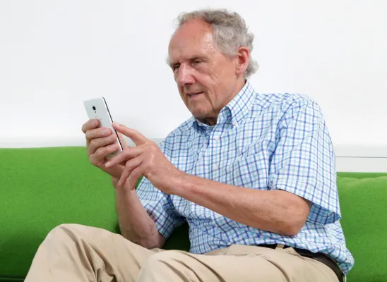 Bild: Generationen verbinden: Wie das EinfachFon Seniorenhandy ältere Menschen aus der Isolation holt