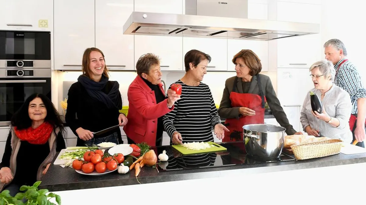Gemeinschaftskochen im Schammatdorf, Trier, mit Malu Dreyer, Ministerpräsidentin Rheinland-Pfalz (© Staatskanzlei RLP/ Schäfer)