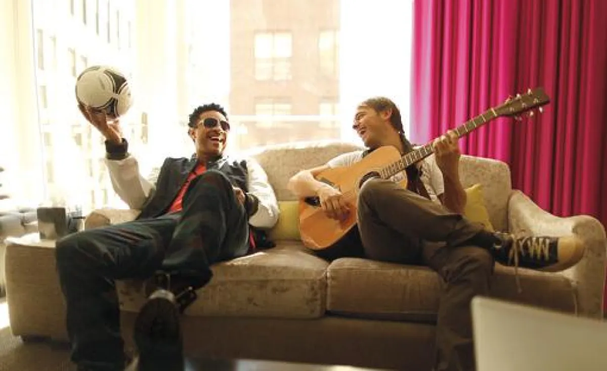 EM 2012: Shaggy und Leo Aberer singen „Football Is My Life“