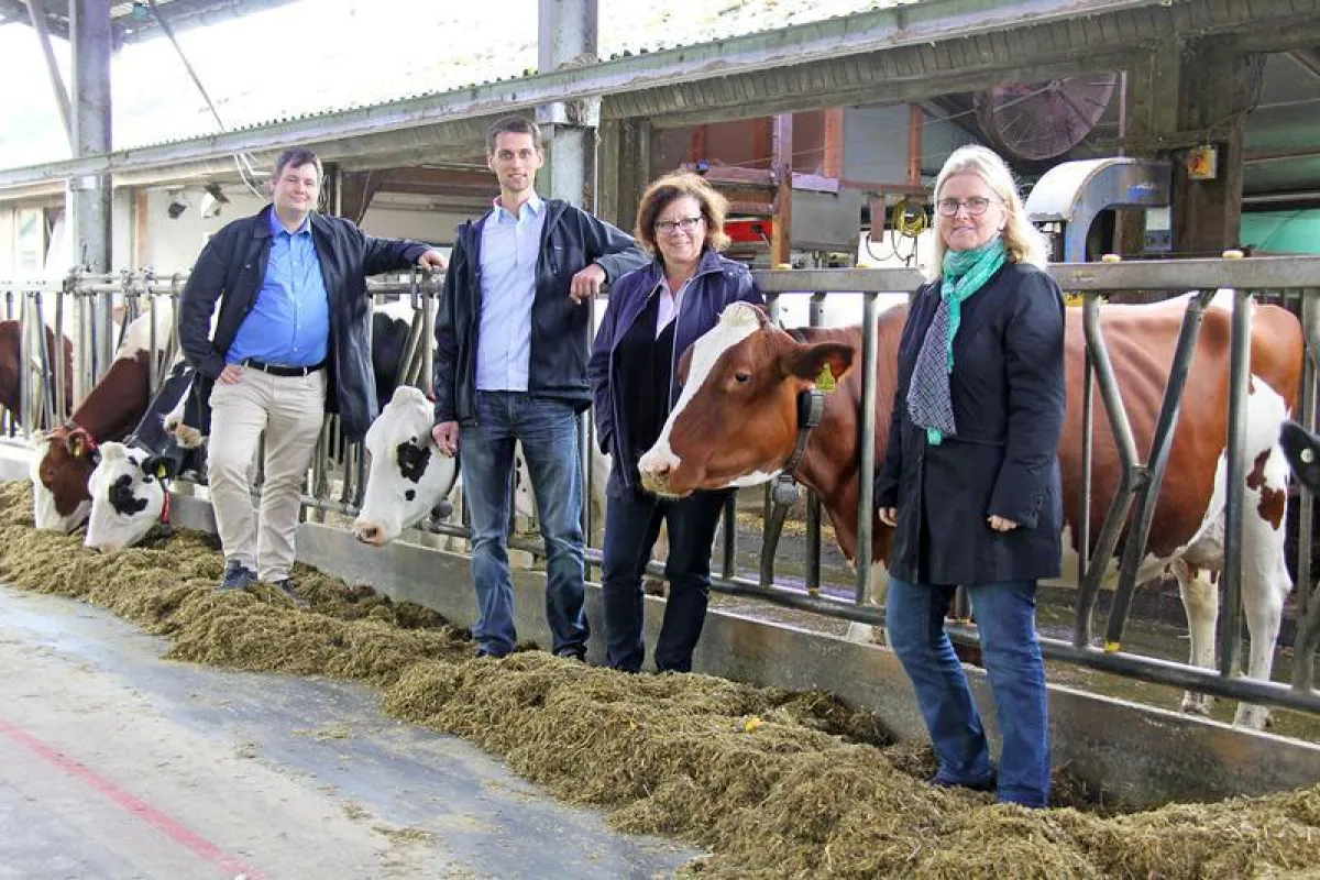 Daniel Werner (v.l.), Christian Eßelmann, Prof. Dr. Hildegard Manz-Schumacher und Prof. Dr. Eva Schwenzfeier-Hellkamp der FH Bielefeld arbeiten an der Marktreife einer innovativen Kuhstallbeleuchtung.