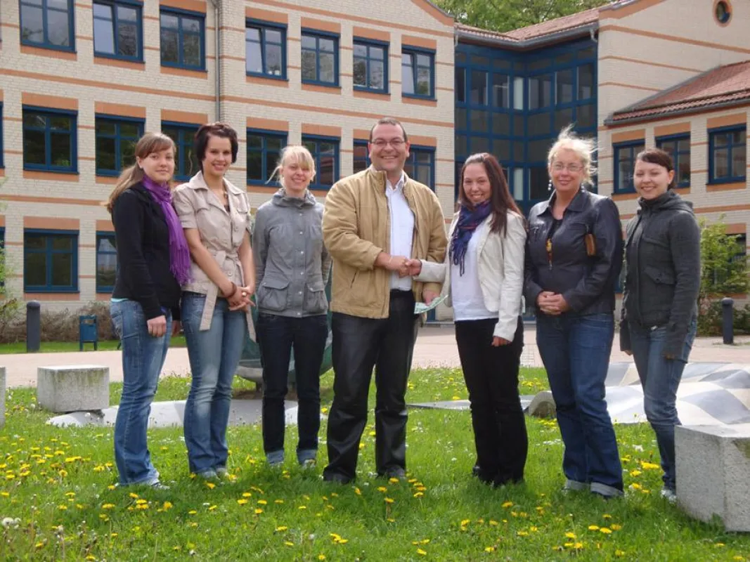 Übergabe der Spende vom HIT e.V. an den AIDS-Hilfe-Halberstadt e.V. (v.l.n.r.): Carolin Henze, Madeline Herbig, Ines Sieland, Dietmar Bente (AIDS-Hilfe-Halberstadt e.V.), Daniela Kahl, Gabriela Weber