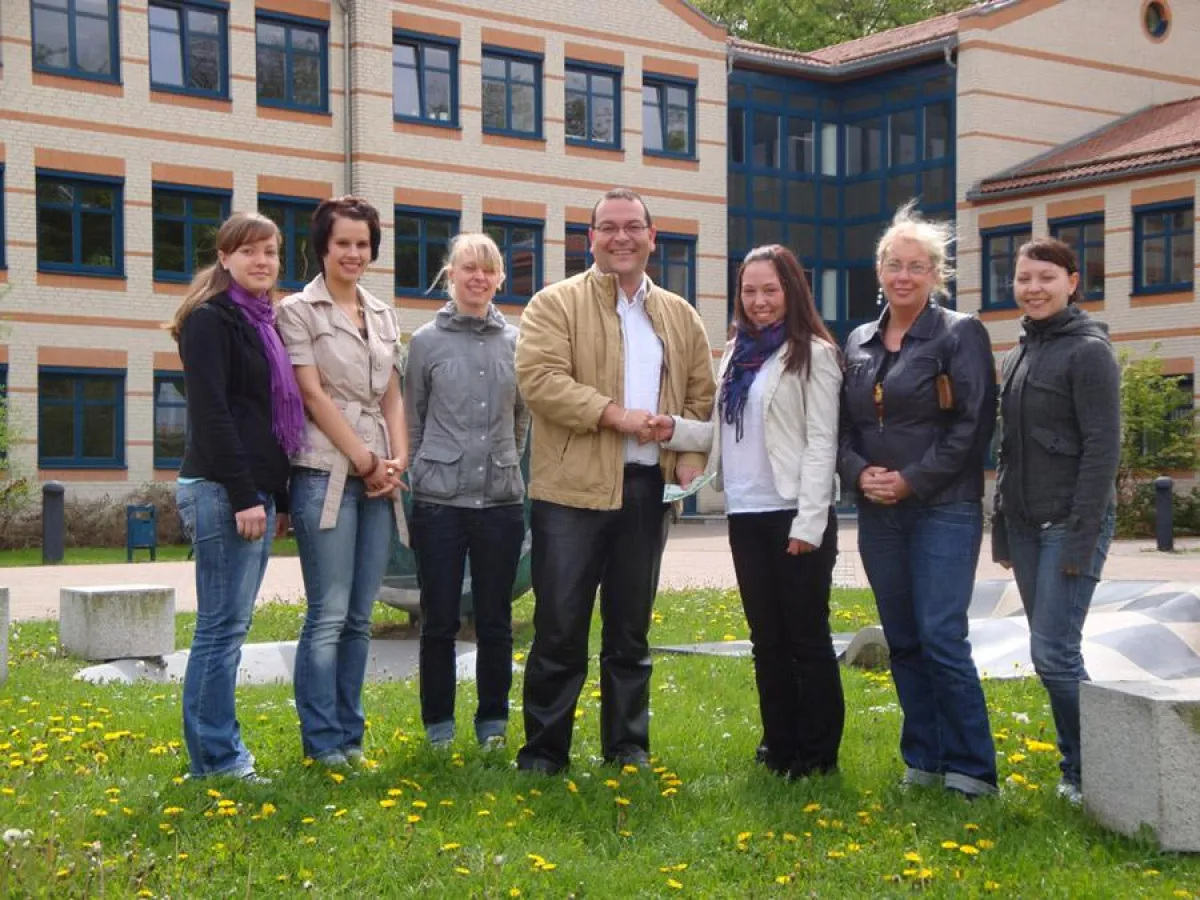 Übergabe der Spende vom HIT e.V. an den AIDS-Hilfe-Halberstadt e.V. (v.l.n.r.): Carolin Henze, Madeline Herbig, Ines Sieland, Dietmar Bente (AIDS-Hilfe-Halberstadt e.V.), Daniela Kahl, Gabriela Weber 