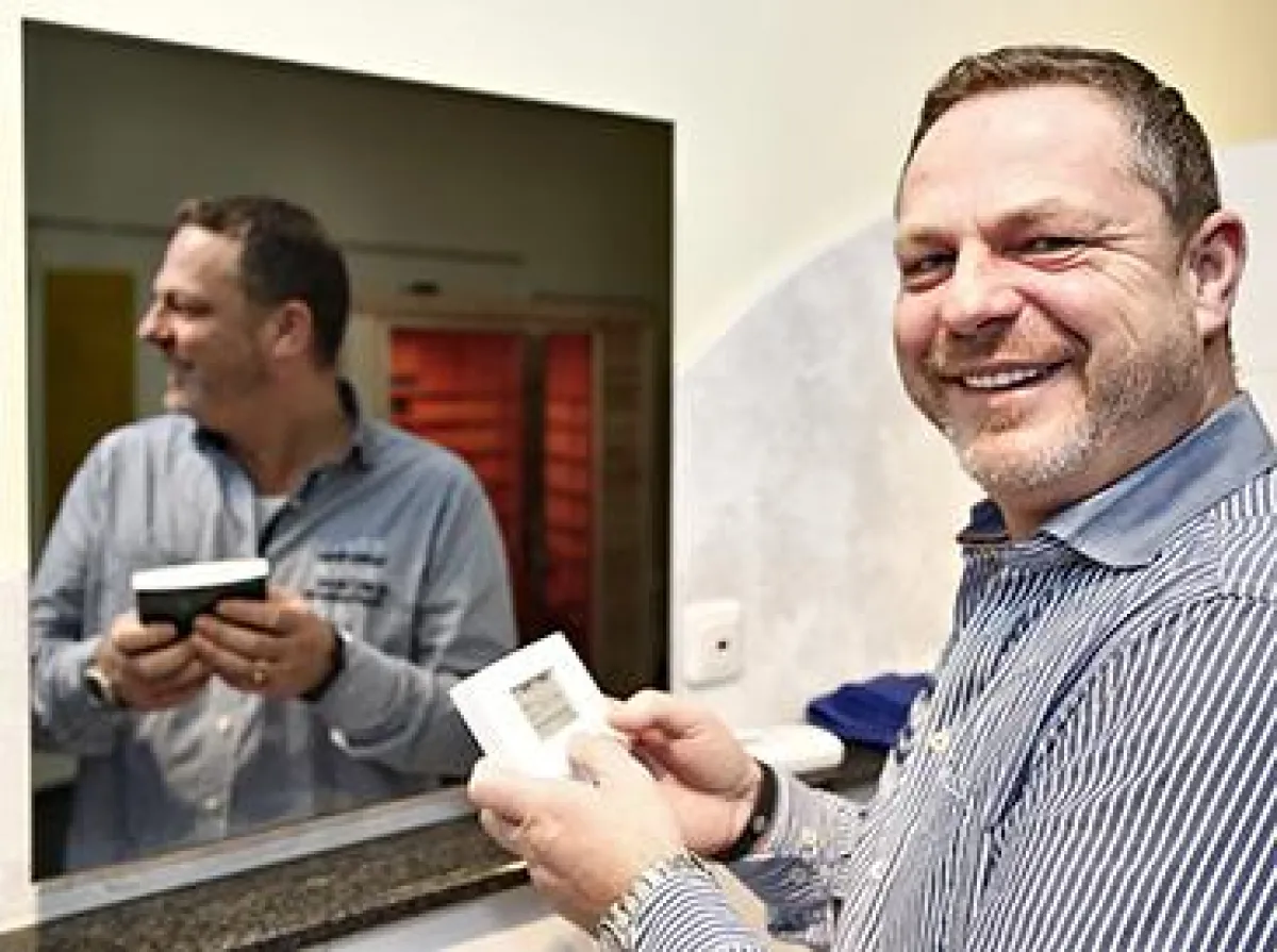 Die Heizung steckt im Detail. Eine Infrarotheizung im Spiegel.  © Holger Bernert