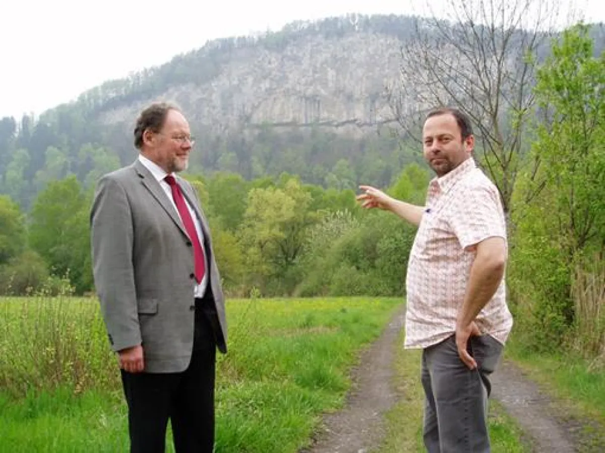 Der Götzner Bürgermeister Werner Huber und Gerhard Kreutz vor der neuen Felswand.