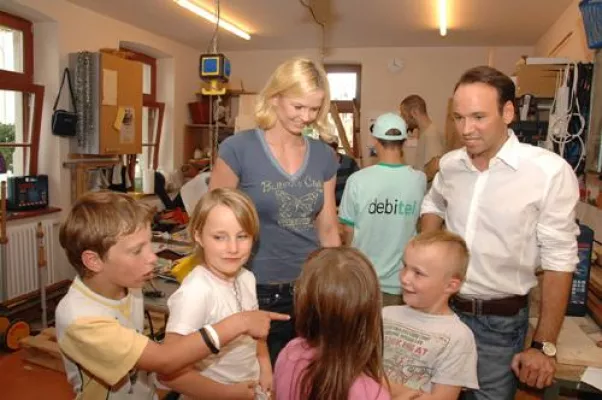 Bild: debitel und Britta Steffen starten Zusammenarbeit mit der Deutschen Kinder- und Jugendstiftung