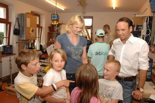 debitel und Britta Steffen starten Zusammenarbeit mit der Deutschen Kinder- und Jugendstiftung Bild: debitel und Britta Steffen starten Zusammenarbeit mit der Deutschen Kinder- und Jugendstiftung