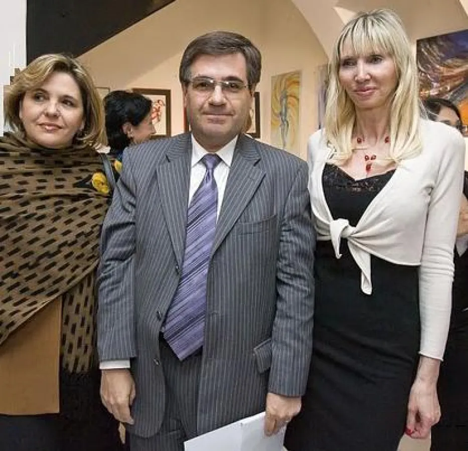 S.E. Botschafter von Ecuador Dr Juan Diego Stacey Moreno (mitte) und Galeristin Mag Corinna Steiner (rechts) - Fotograf Heinz Markytan, unter Copyright unbedingt anführen!