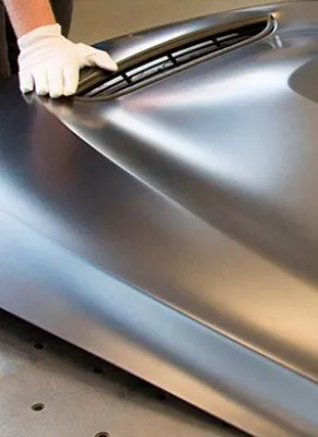 Bild: LÄPPLE Automotive fertigt CFK-Motorhaube