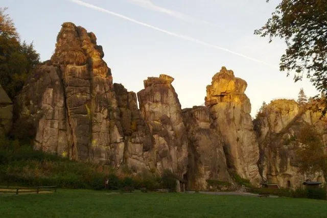Bild: Naturdenkmal und mysteriöser Wallfahrtsort - neues Buch über die Externsteine