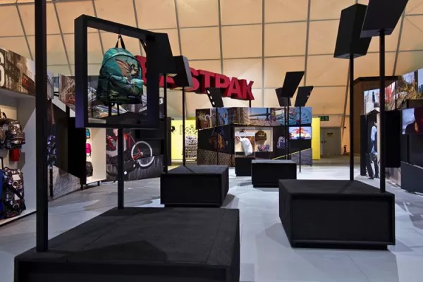 Bild: JAZZUNIQUE beeindruckt mit drei Projekten für EASTPAK auf der Bread & Butter 2012