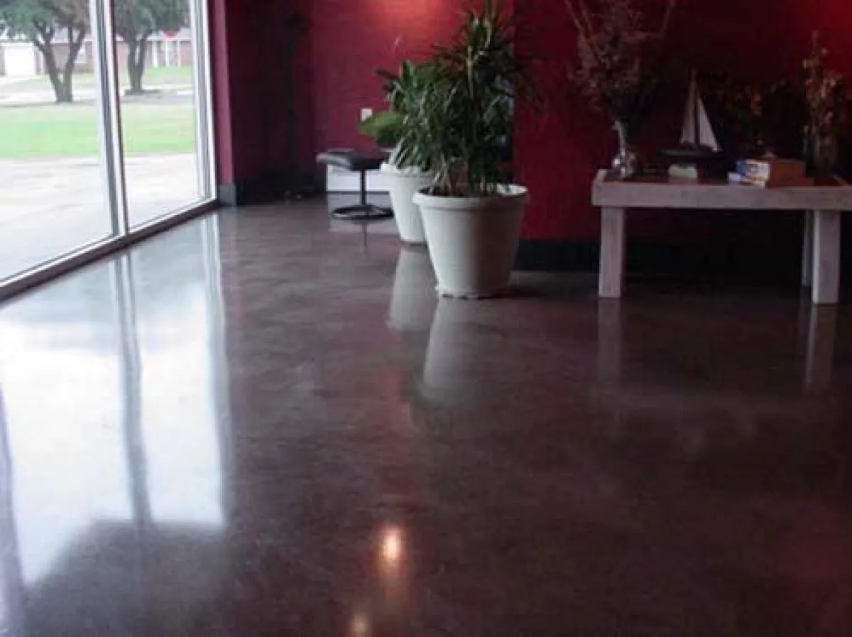 Mit farbigem Beton gestalteter Boden