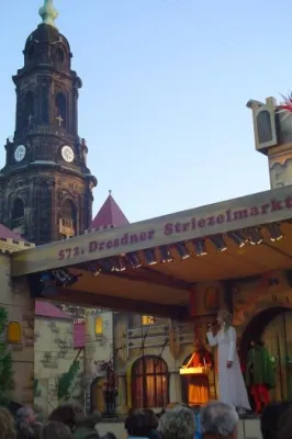Der Striezelmarkt in Dresden zieht einmalig auf den Ferdinandplatz wegen Bauarbeiten auf dem Altmarkt Bild: Der Striezelmarkt in Dresden zieht einmalig auf den Ferdinandplatz wegen Bauarbeiten auf dem Altmarkt